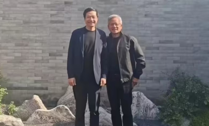 昨夜今晨：黄仁勋再度访华与雷军合影 鸿蒙智行首款旅行车曝光
