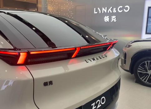 一句“关灯”为何成了车主的生死魔咒和车企的安全考题？