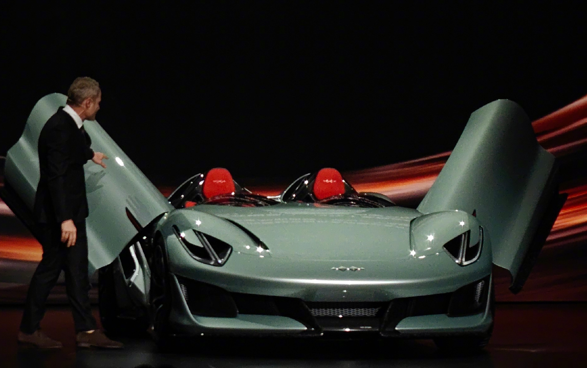 比亚迪方程豹首款跑车“SUPER 9”亮相  采用悬浮双翼车门