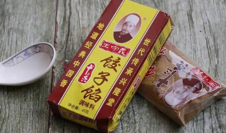 王守义十三香40周年庆所有员工人手一部华为Mate 60手机