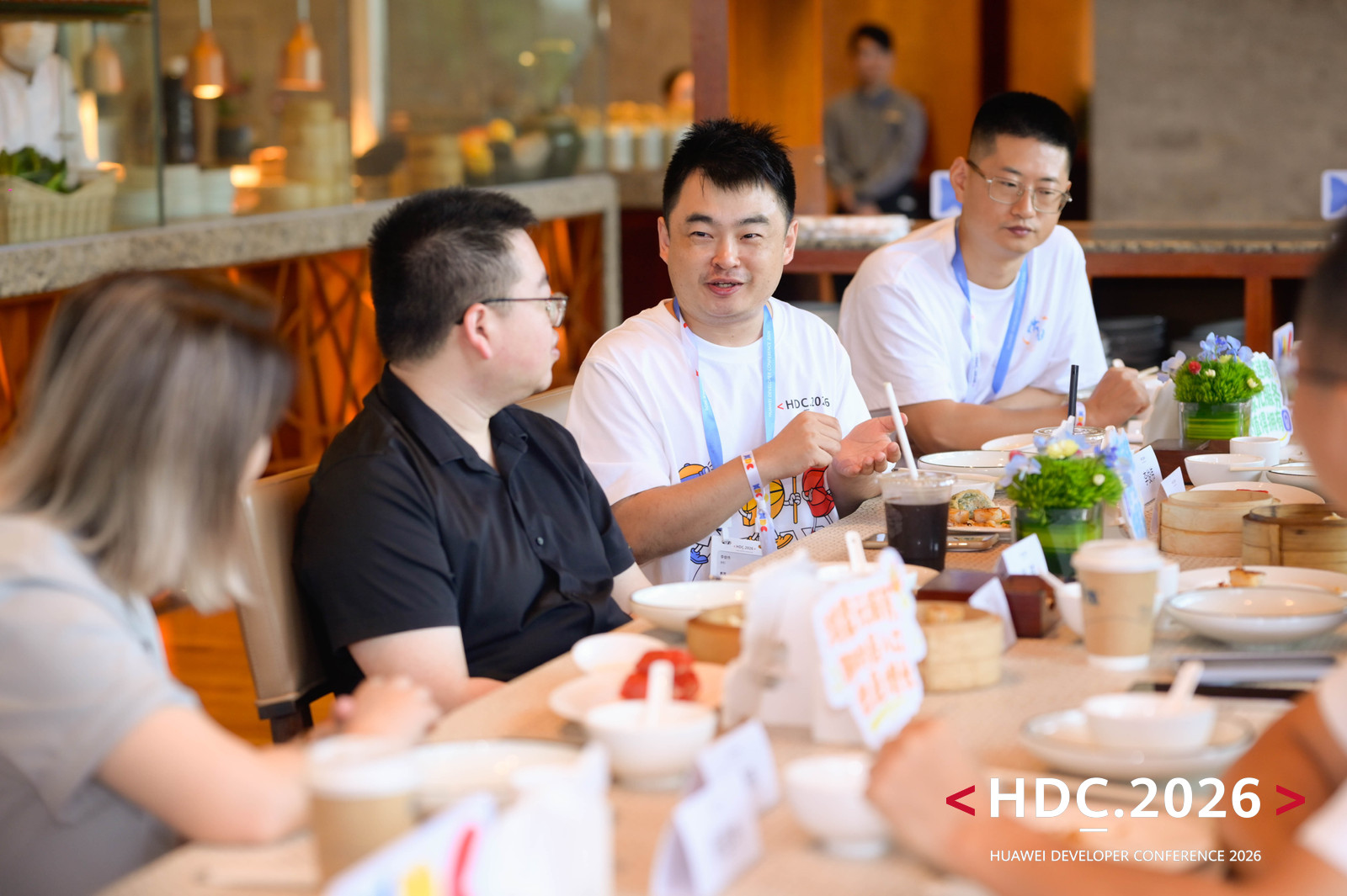 HDC 2026 早餐会:热聊 AI、服务分发与 AI Coding,鸿蒙生态把未来新机会摆上桌(图5) HDC 2026 早餐会:热聊 AI、服务分发与 AI Coding,鸿蒙生态把未来新机会摆上桌(图5)