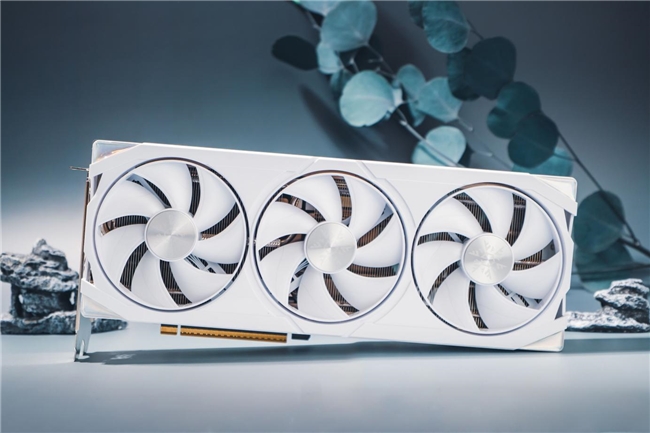 开启DLSS 4步入4K游戏新门槛，耕升GeForce RTX 5070踏雪OC灵动来袭(图2)