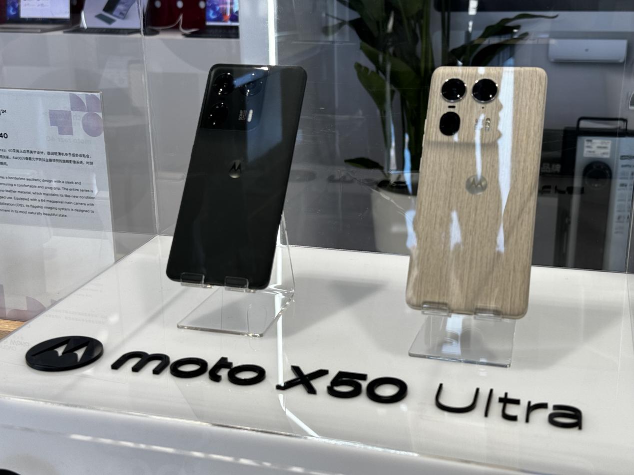 moto X50 Ultra AI手机亮相联想创新科技大会，丰富AI功能加持：还怪好看的