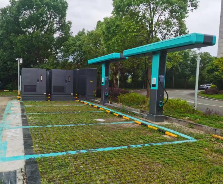 比亚迪多地闪充区外站投运，高速出入口1公里内就近补能