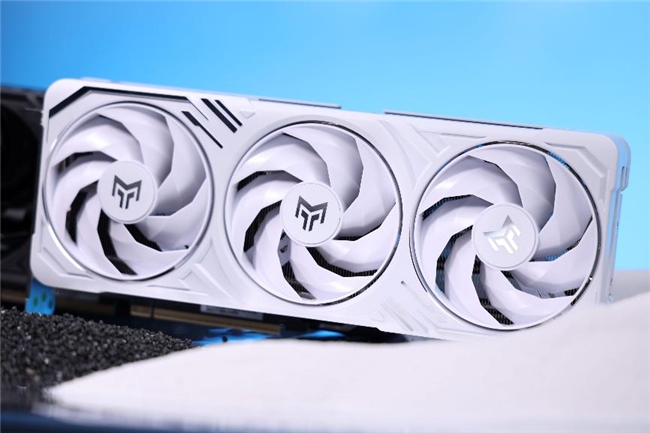 黑科技小钢炮！影驰RTX 5070金属大师OC实测(图4)