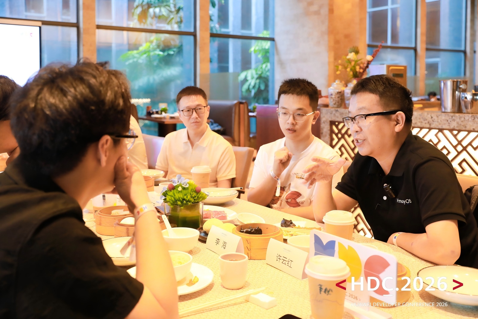 HDC 2026 早餐会:热聊 AI、服务分发与 AI Coding,鸿蒙生态把未来新机会摆上桌(图6) HDC 2026 早餐会:热聊 AI、服务分发与 AI Coding,鸿蒙生态把未来新机会摆上桌(图6)