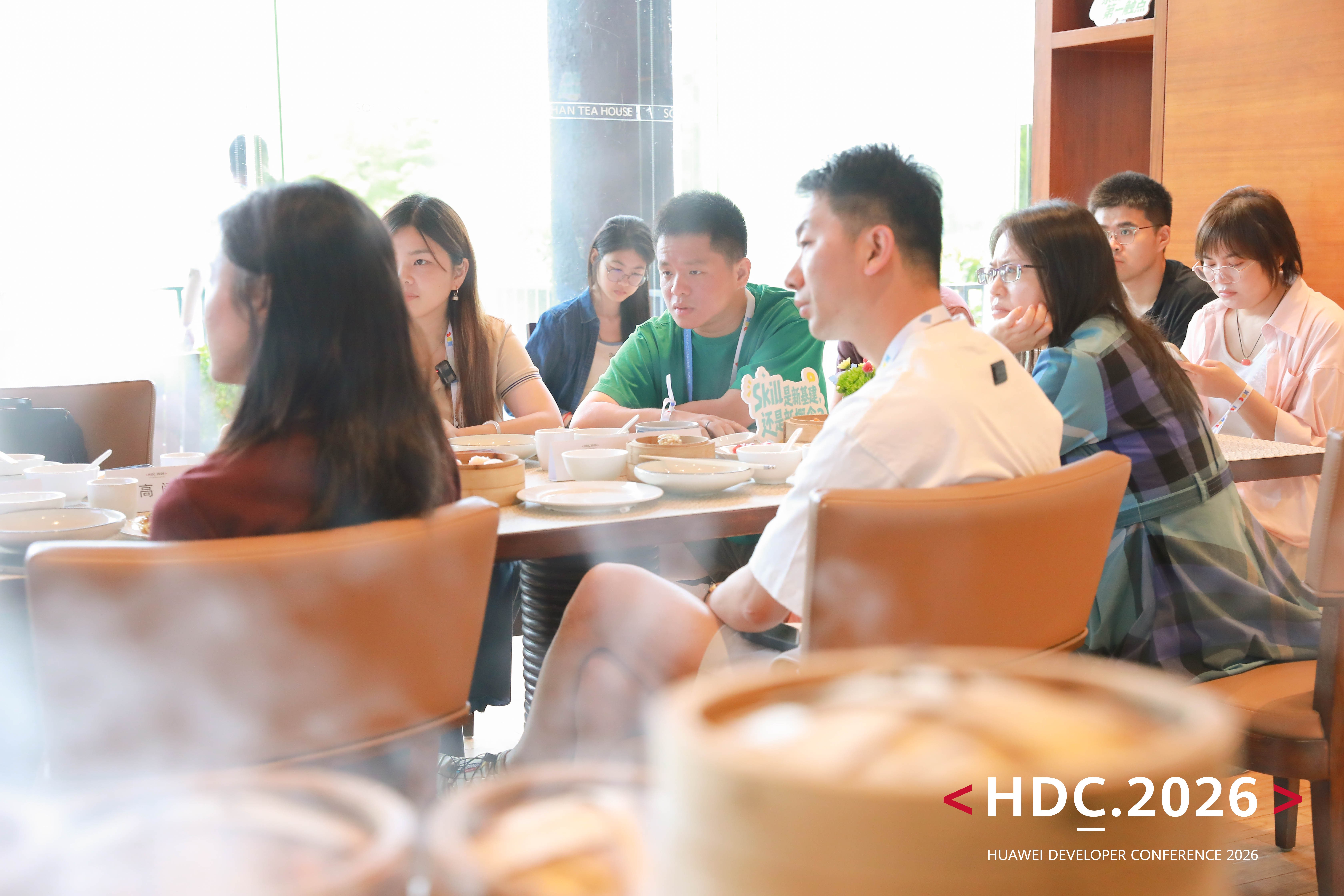 HDC 2026 早餐会:热聊 AI、服务分发与 AI Coding,鸿蒙生态把未来新机会摆上桌(图3) HDC 2026 早餐会:热聊 AI、服务分发与 AI Coding,鸿蒙生态把未来新机会摆上桌(图3)